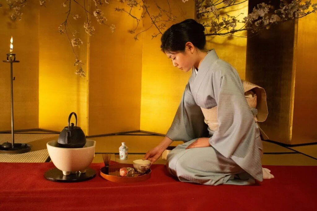 茶道でのお手前を披露する和装姿の女性