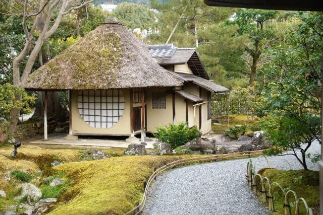 日本庭園の中にたたずむ茶室