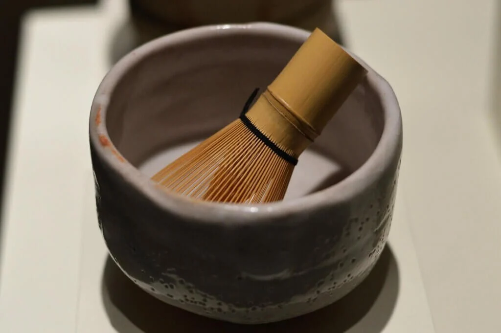 和の器と抹茶をかき混ぜる茶筅