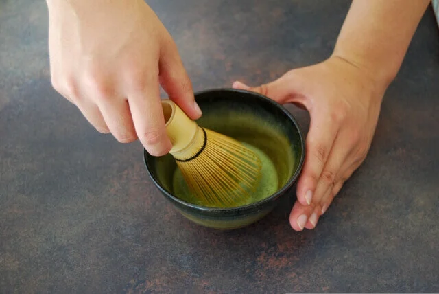 抹茶を茶筅で立てている