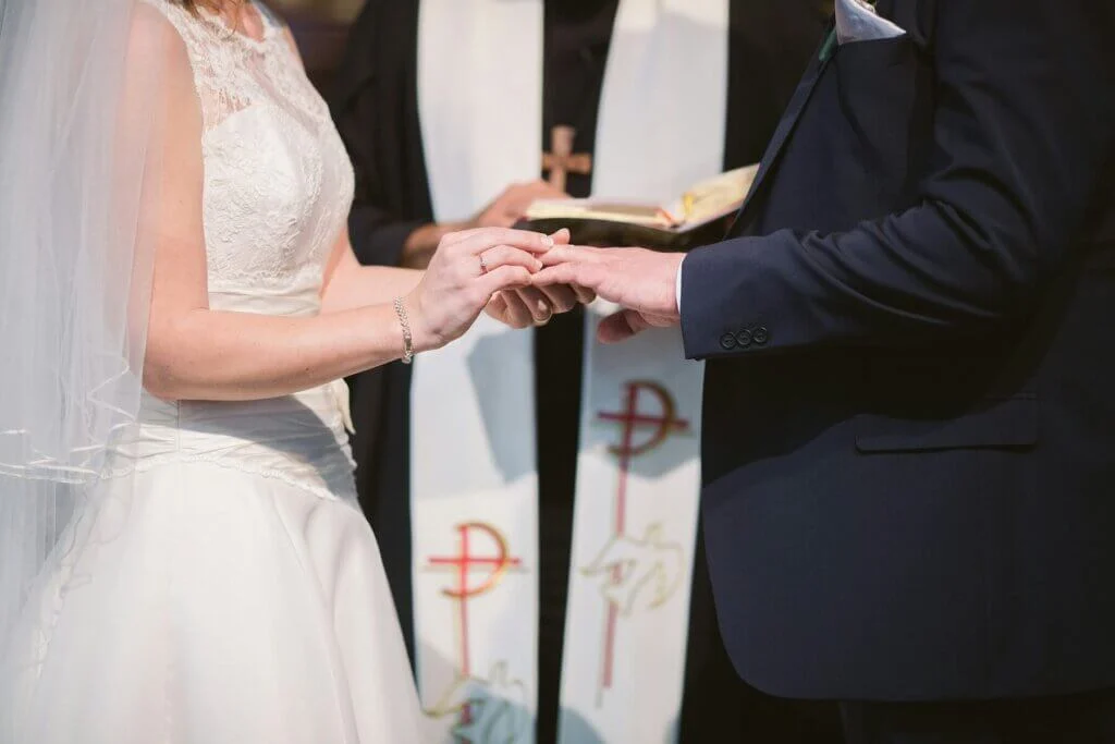指輪交換をする新郎と新婦