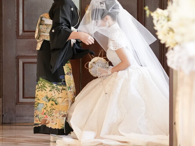 お母さんからベールダウンをされるために、しゃがみ、姿勢のウェディングドレス姿の新婦