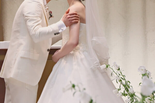 誓いのキスをしている新郎と新婦。