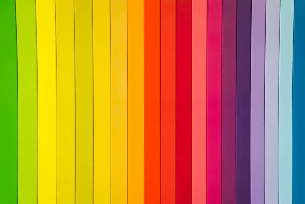 緑から黄色、オレンジ、赤パープル、水色青と縦に色の帯が並べられている。