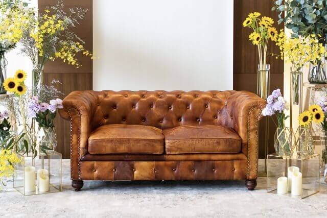 ひまわりでコーディネートされた高砂ソファー