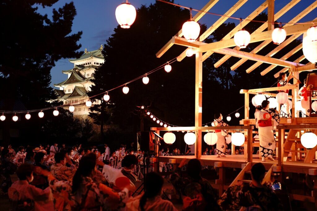 夏祭りでたくさんの人がヤグラを中心に踊っている