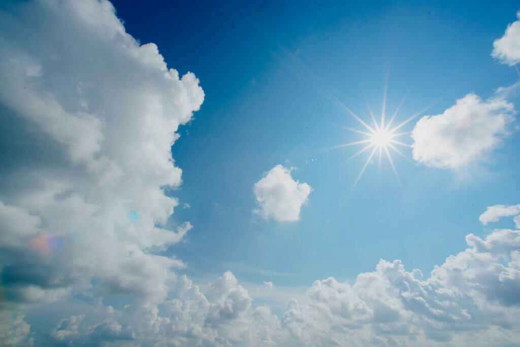 太陽の光が眩しい夏の青空