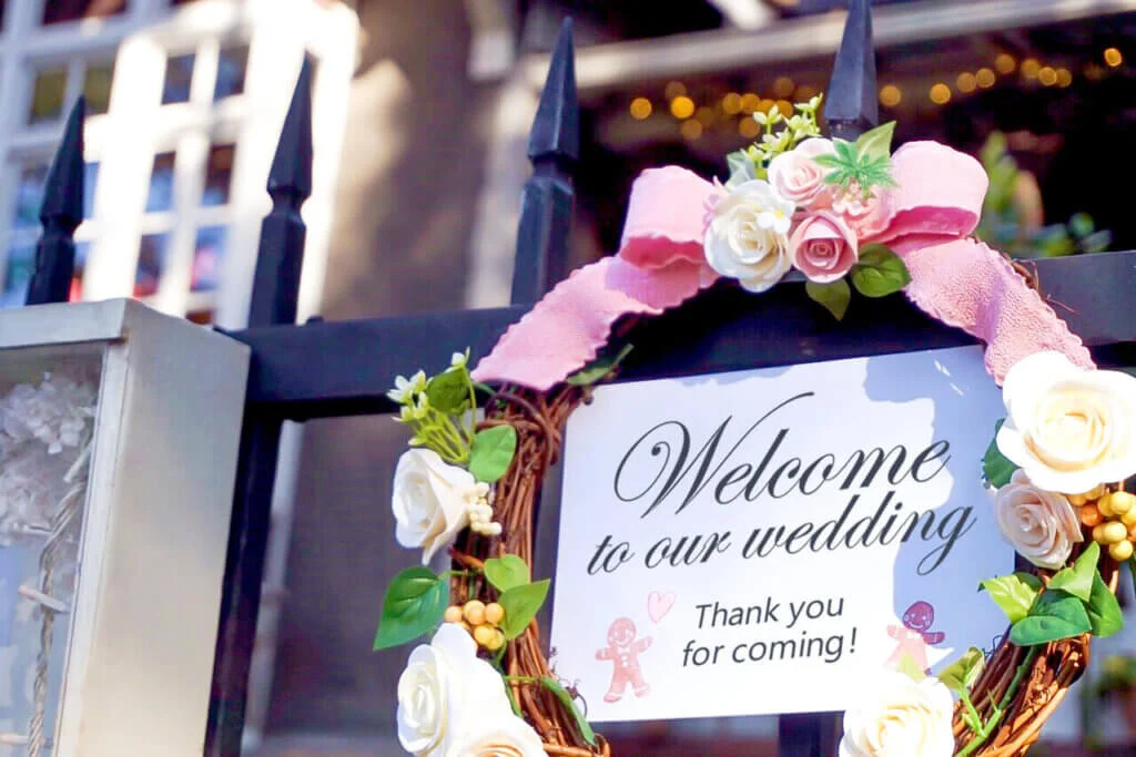 Wellcome to our weddingと書かれたウェルカムボートが、披露宴会場のゲートに飾られている。