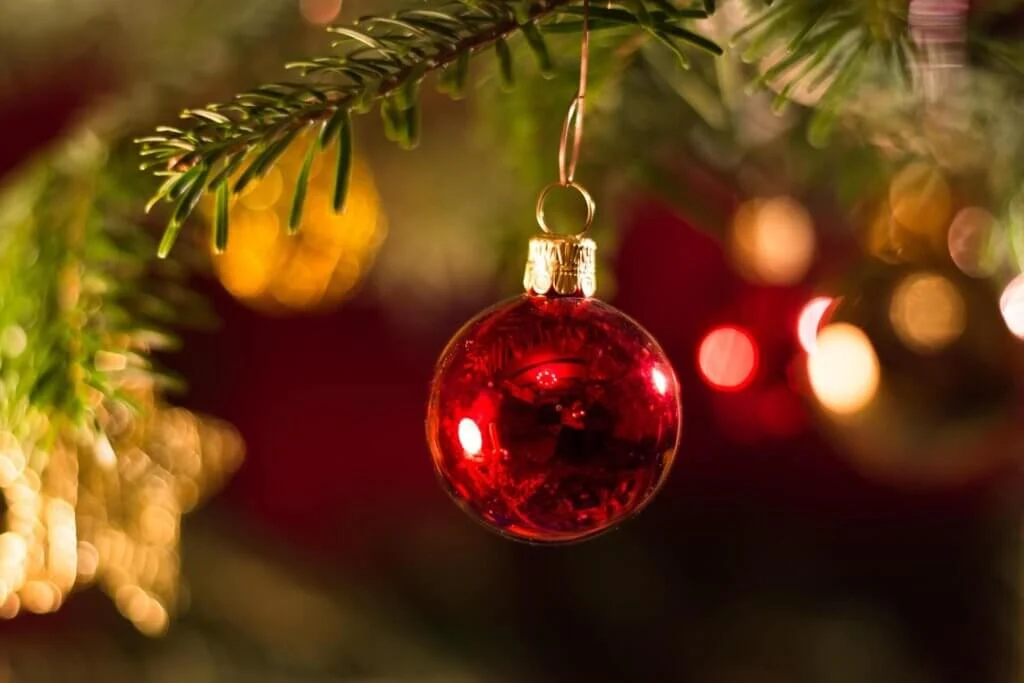 クリスマスツリーに飾りつけられた赤いオーナメント