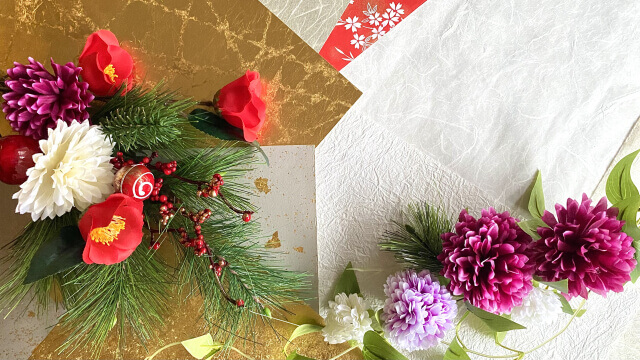 金箔の紙、和紙、松、ボタン、椿などで作られた正月の飾り