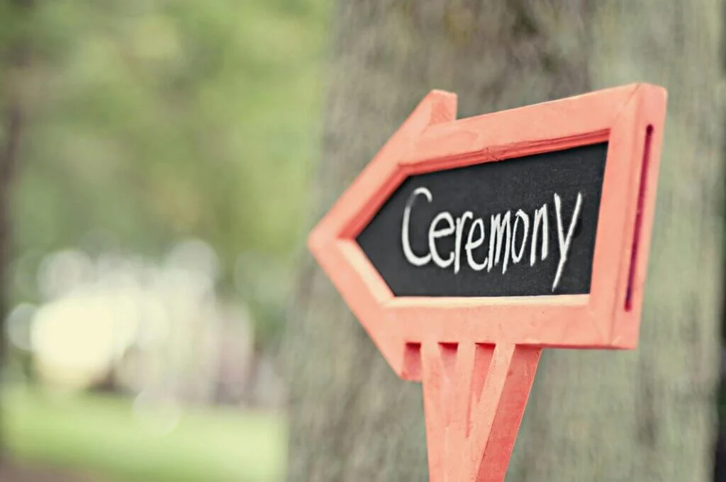 Ceremonyと書かれたハンドメイド風の立て看板