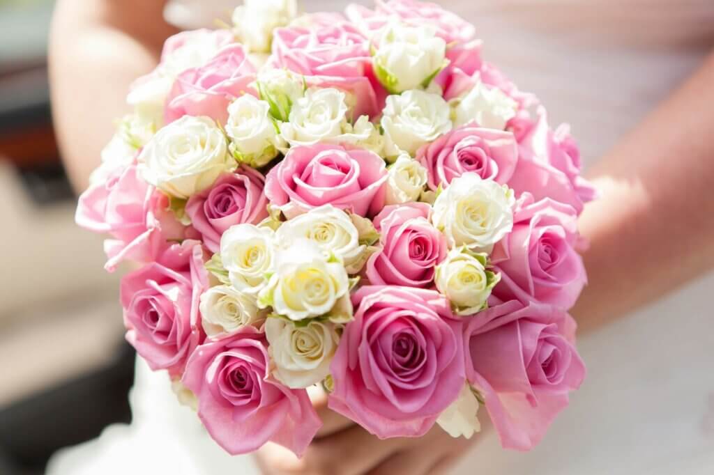 薄いピンクと薄い黄色のバラでコーディネートされたウェディングブーケ