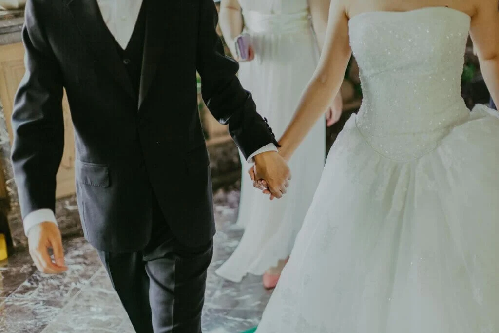 手をつないで、会場の廊下を進む新郎と新婦