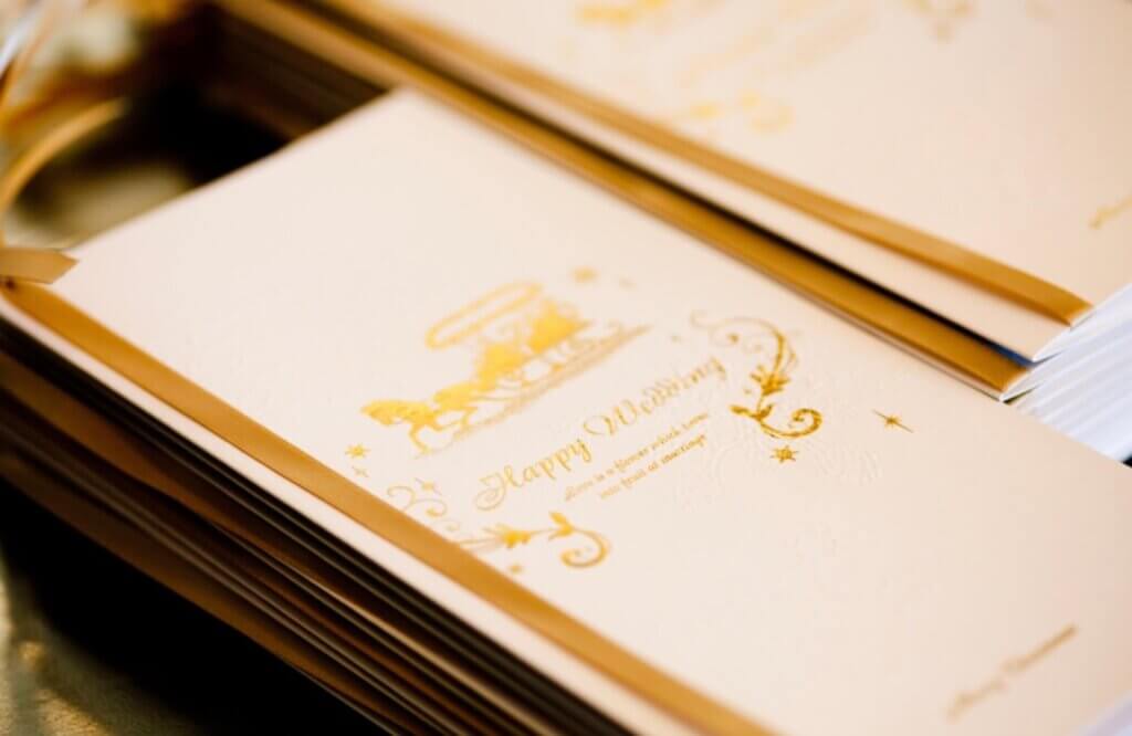 Happy Weddingと書かれたメニュー表