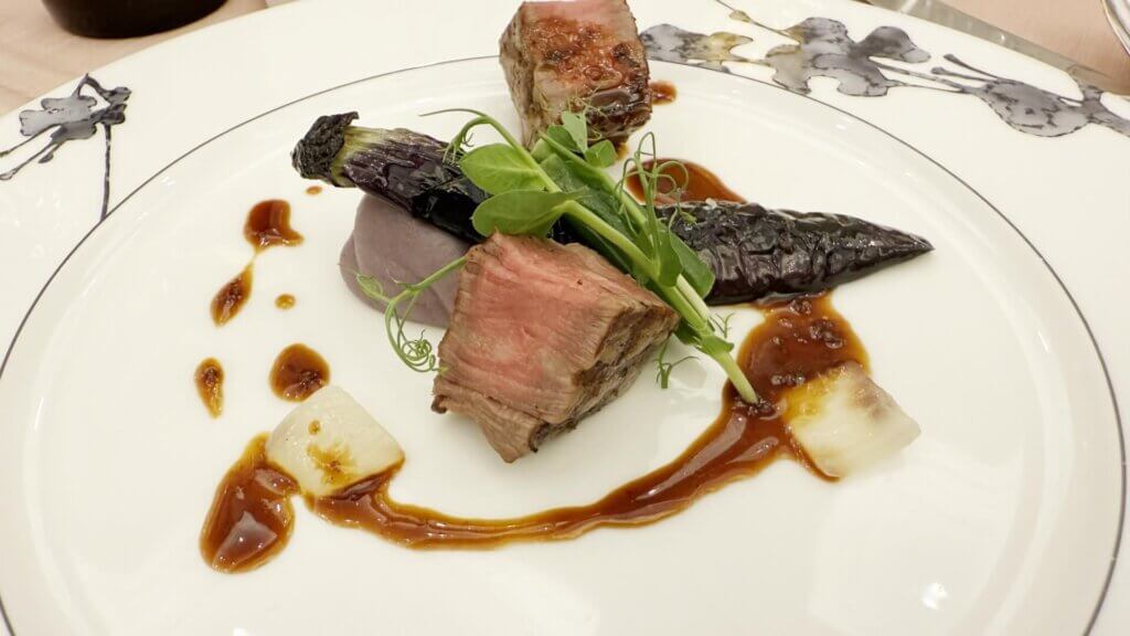 牛ヒレ肉のステーキが盛り付けられた一皿