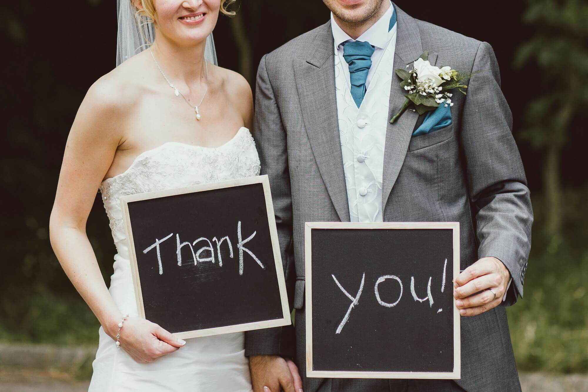 Thankと you!と書かれた黒板を、それぞれ持っている新郎と新婦