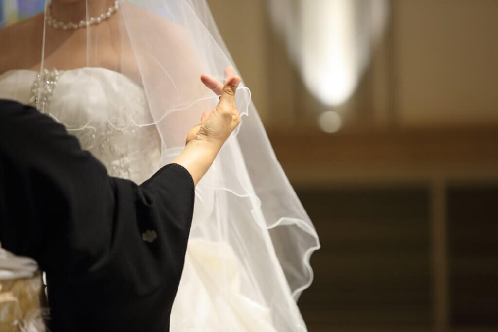 新婦のベールをかけ直す母親