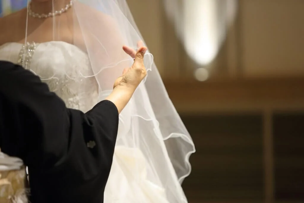 新婦のベールをかけ直す母親