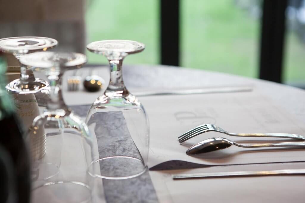 結婚式のゲストテーブルに置かれたナイフフォークセットとクローズで置かれたグラスセット