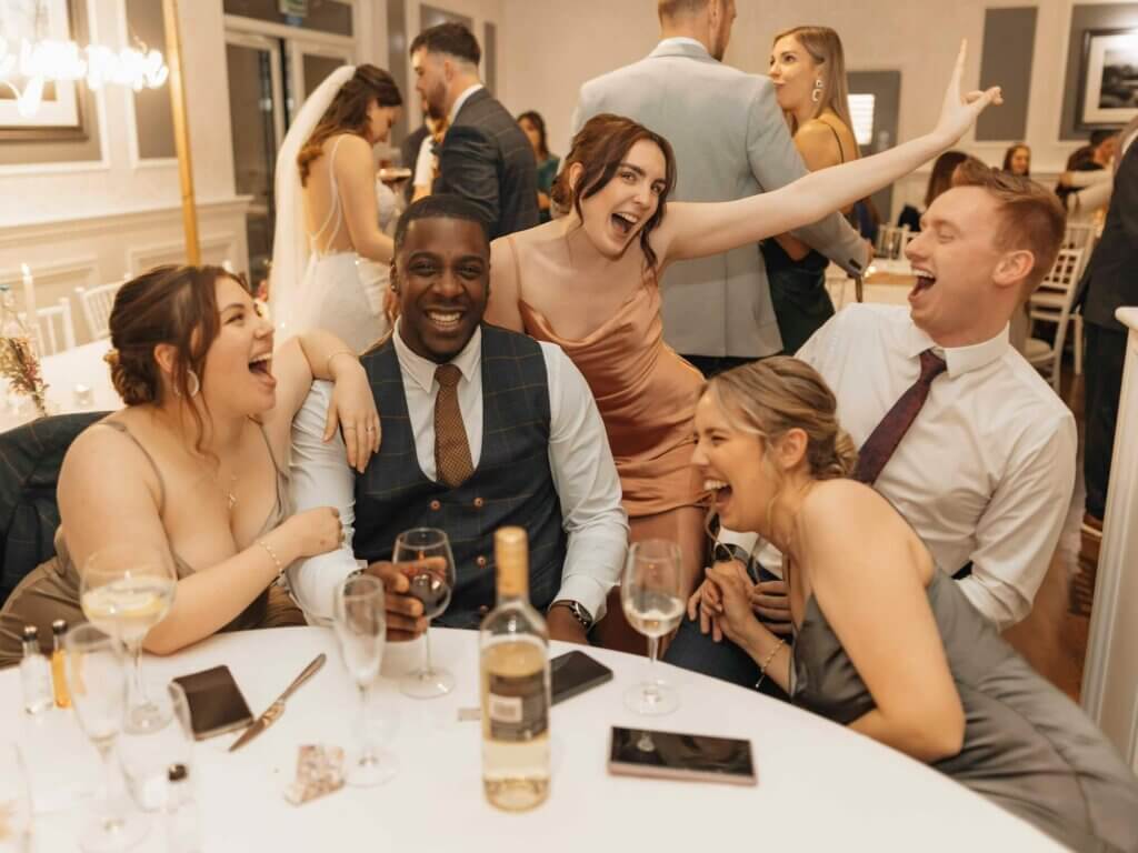 笑顔ではしゃぐ、結婚式のゲストたち