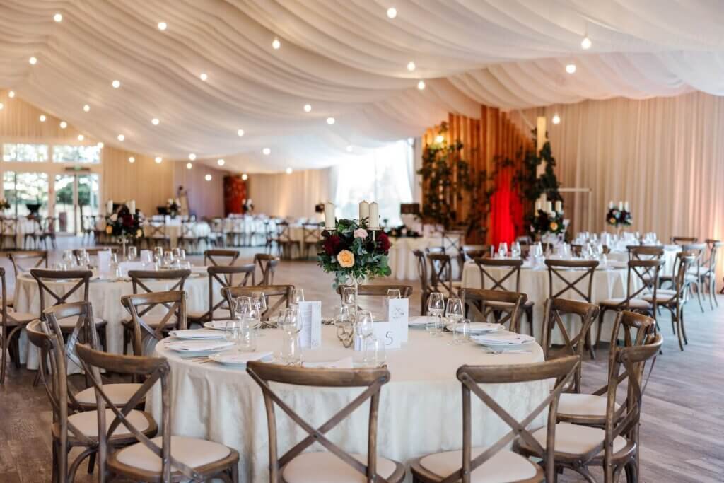 ウッド調と白い布で構成されたナチュラルスタイルの披露宴会場