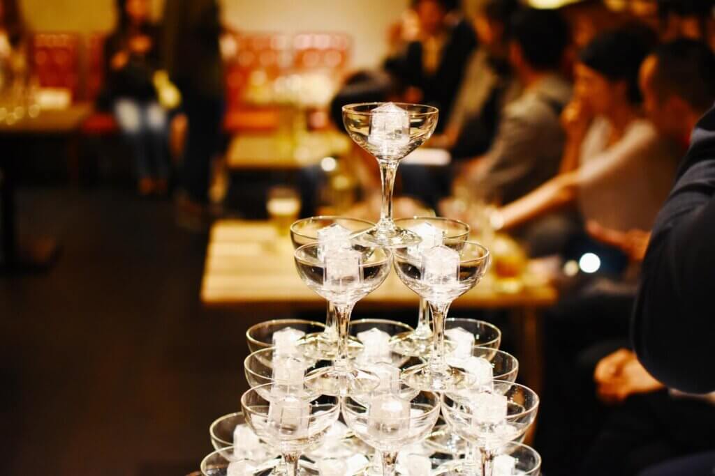 披露宴会場に設置されているシャンパンタワー。向こうに着席しているゲストが見える