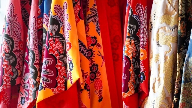 沖縄の伝統的な和柄の生地がたくさん並んでいる