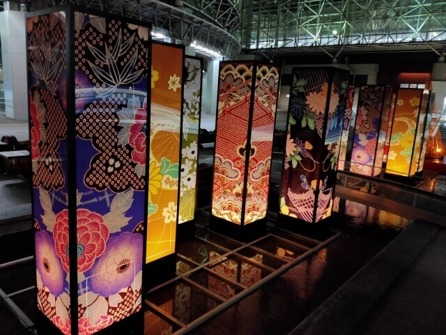 和柄の縦長い照明がたくさん立ち並んでいる