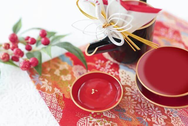 赤い和柄の和紙の上に、日本酒セットが置かれている