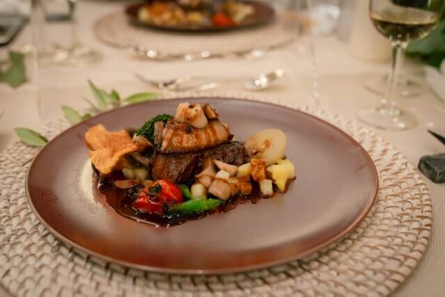 分厚いステーキにたくさんのキノコが盛り付けられ披露宴のお料理