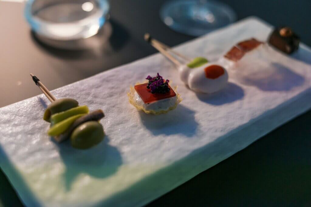 白い陶器の上に盛り付けられた前菜の串料理