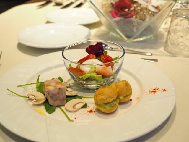 テリーヌと小エビのカクテル、シューが盛り付けられているオードブル