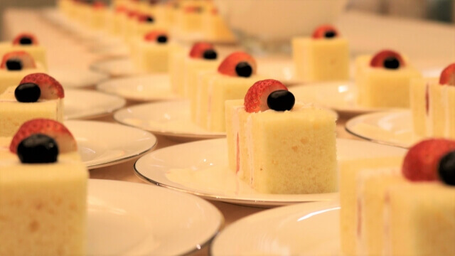 たくさんのイチゴのケーキが並べられている写真