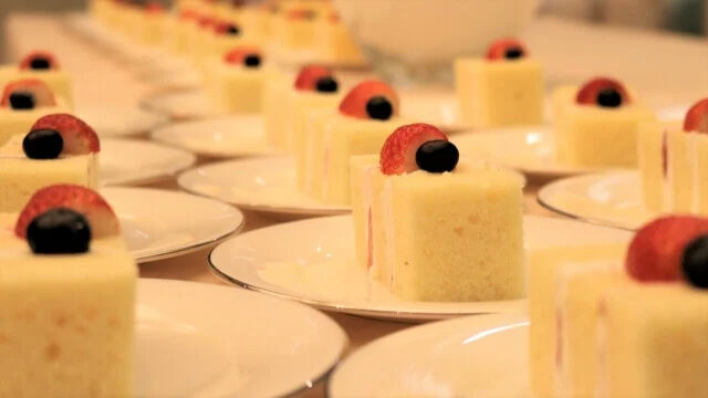 たくさんのイチゴのケーキが並べられている写真