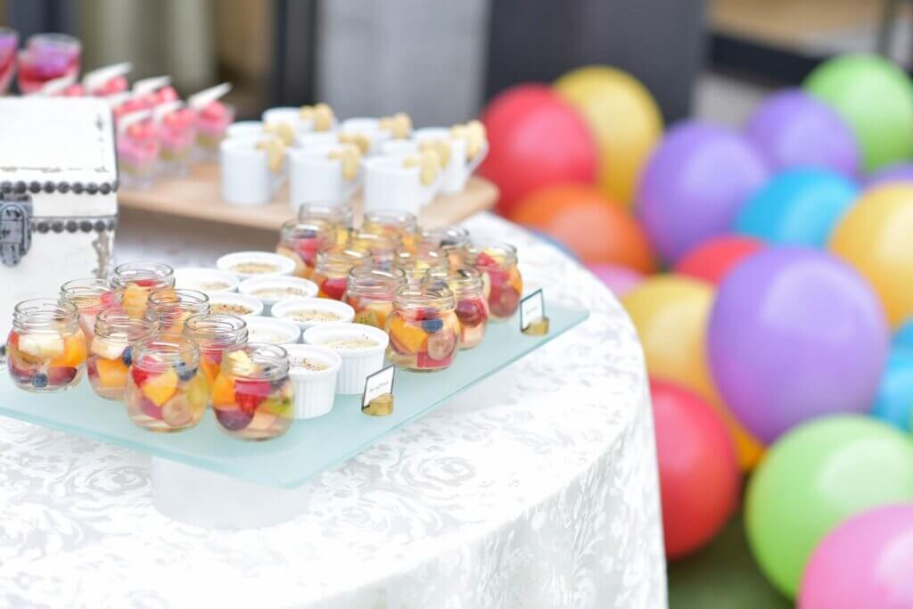 フルーツのデザートやクリーム部流楽れなど、小さなデザートがたくさん置かれているデザートブッフェコーザー