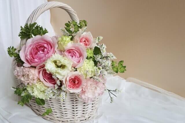 ピンクのバラが大小入ったバスケット型のブーケ