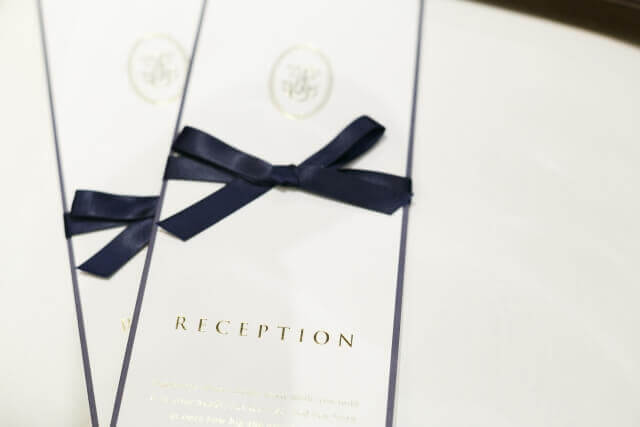 ネイビーのリボンとゴールドの文字が上品な、ブックタイプの席次表（プロフィールブック）の表紙。