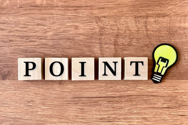 木製の背景に「POINT」の文字ブロックと電球アイコンを並べた解説用画像
