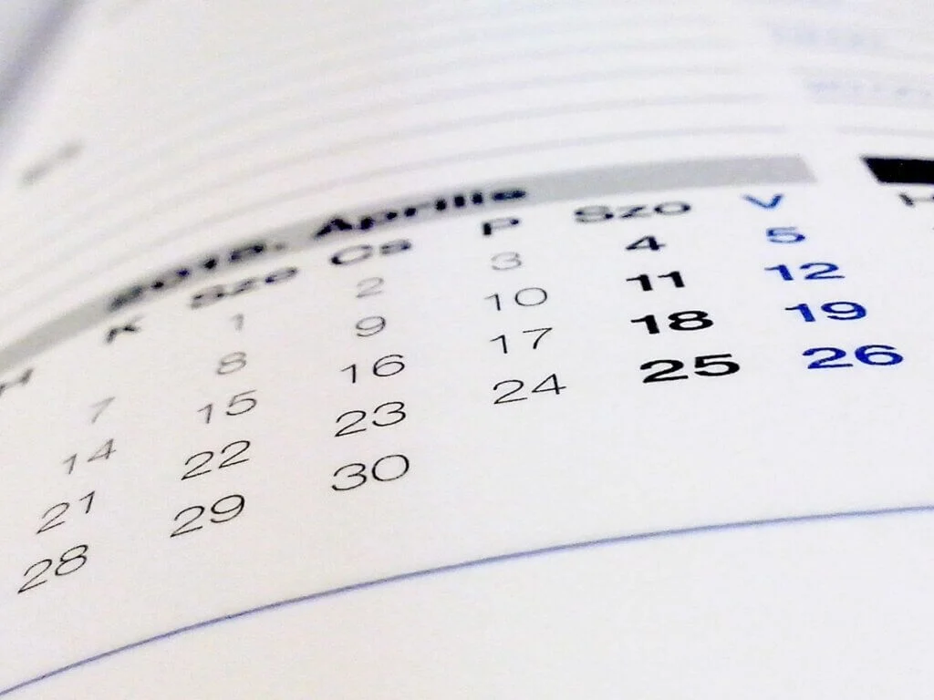 白い紙に印刷された4月のカレンダー。日付が並び、一部の数字が青色で強調されているスケジュールのイメージ