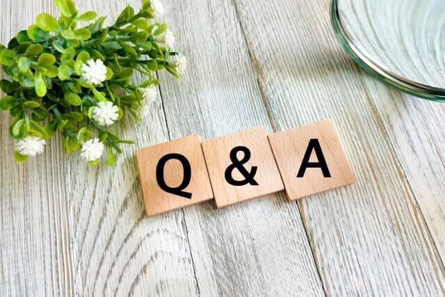 「Q&A」と書かれた木製ブロック