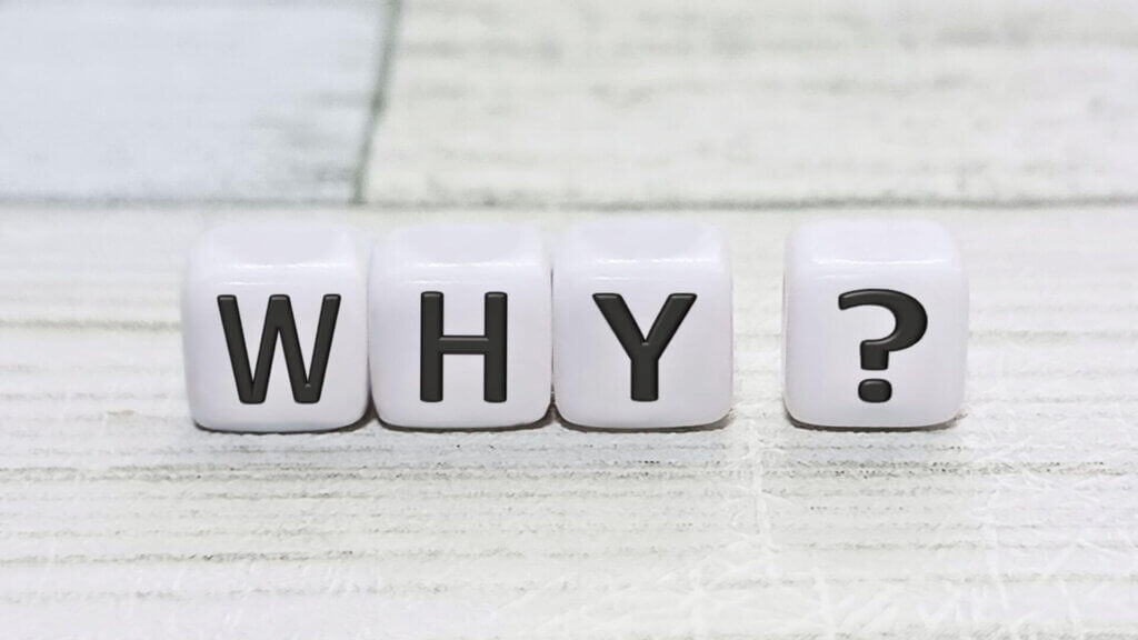 白背景に置かれた「WHY？」という文字入りの4つの白いサイコロ。コラムの疑問提起に最適な1枚。