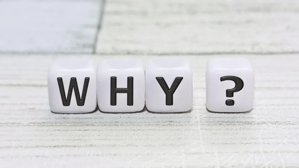 白背景に置かれた「WHY?」という文字入りの4つの白いサイコロ。コラムの疑問提起に最適な1枚。