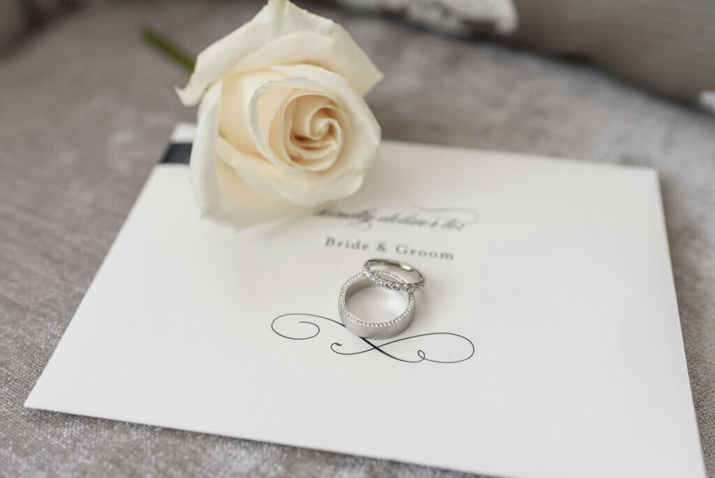 白いバラと結婚指輪を添えた、シンプルで上品なブライダルメッセージカード