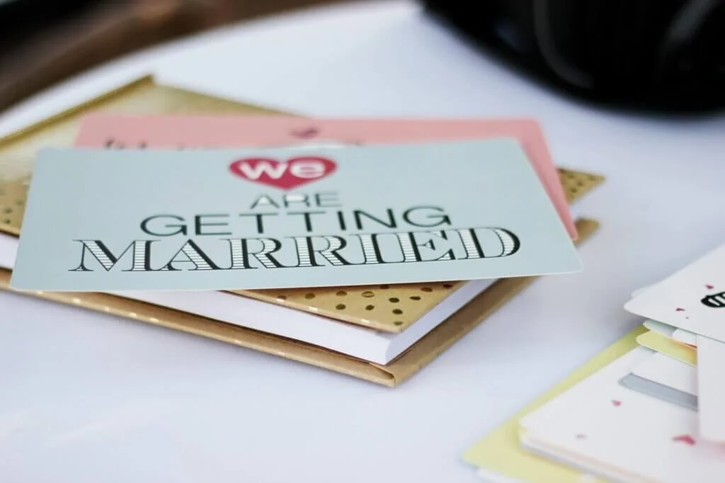 「WE ARE GETTING MARRIED」と描かれた、おしゃれでポップな結婚報告カード