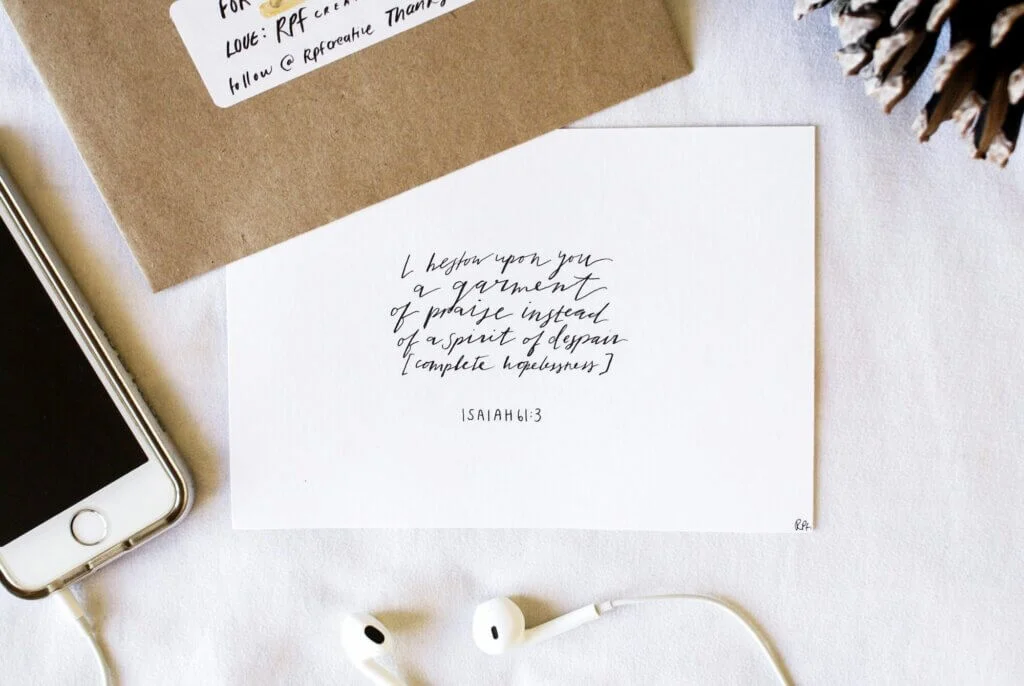 「I bestow upon you a garment of praise」と手書きされた、聖書の言葉を添えた結婚報告カード