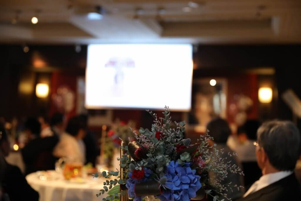結婚披露宴の会場で、新郎新婦の思い出のムービーを上映するスクリーン。