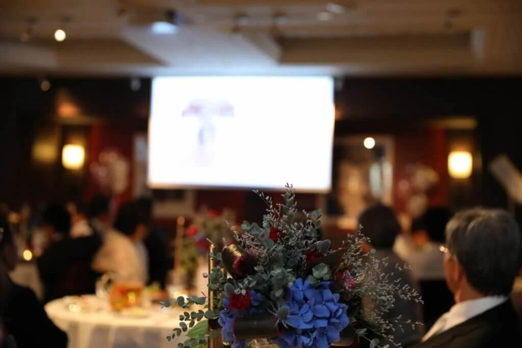 結婚披露宴の会場で、新郎新婦の思い出のムービーを上映するスクリーン。