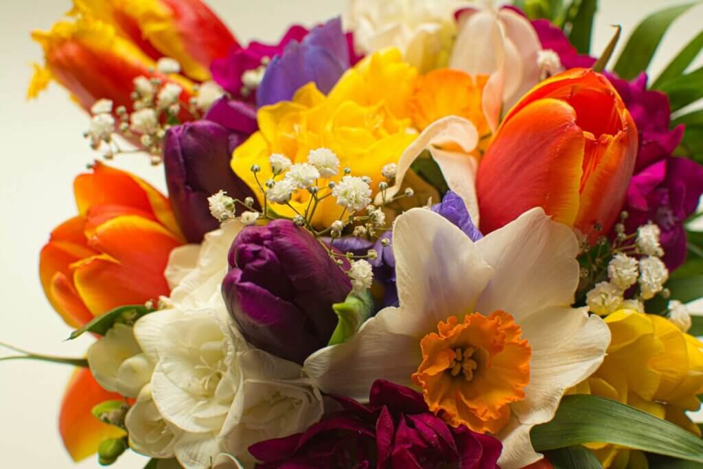 カスミソウ、チューリップ、バラなど、カラフルなたくさんの花で彩られた花束