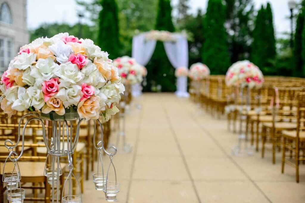 結婚式の挙式会場に飾られたフラワー装飾とバージンロード