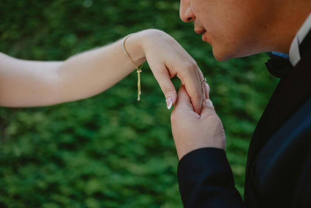 新郎が新婦の手の甲に優しくキスをする、上品でクラシカルな挙式の演出